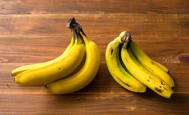 テーブルに置かれた2種類のバナナ