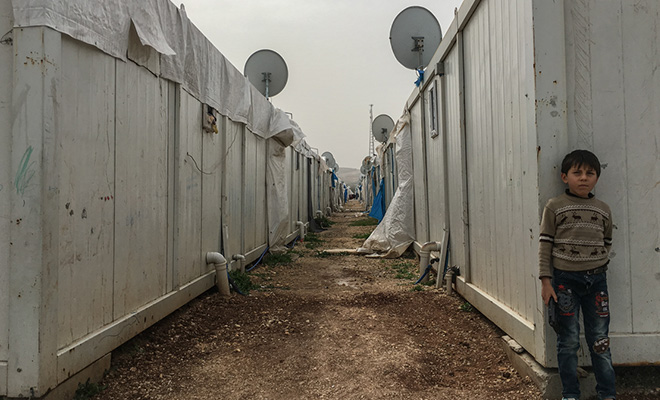 難民キャンプに佇む子ども