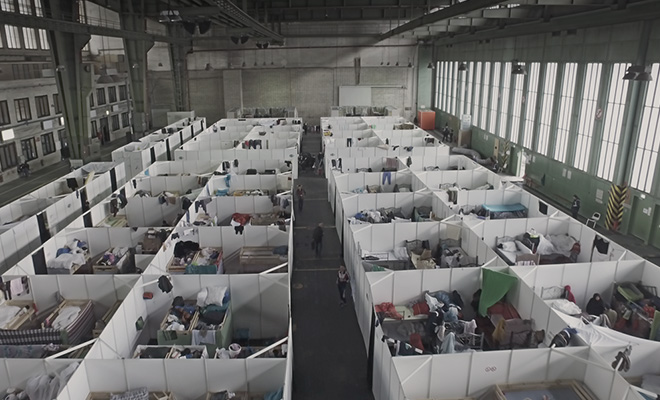 一時収容施設で暮らす難民