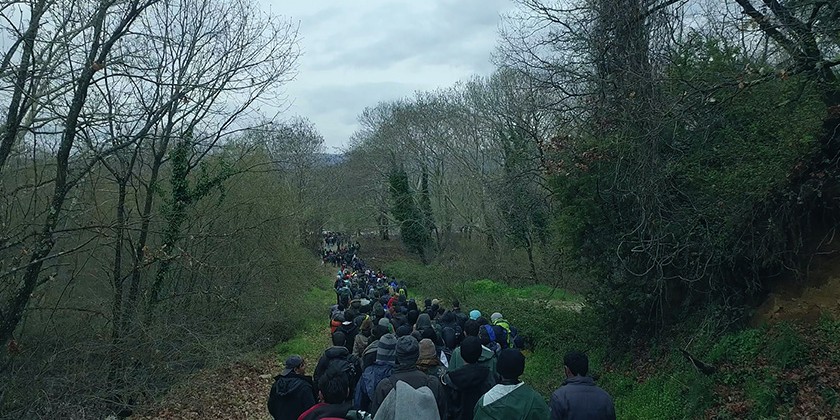 林の中を歩く難民の列