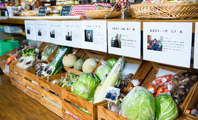 店内には、新鮮な野菜とともに、生産者の写真も並ぶ