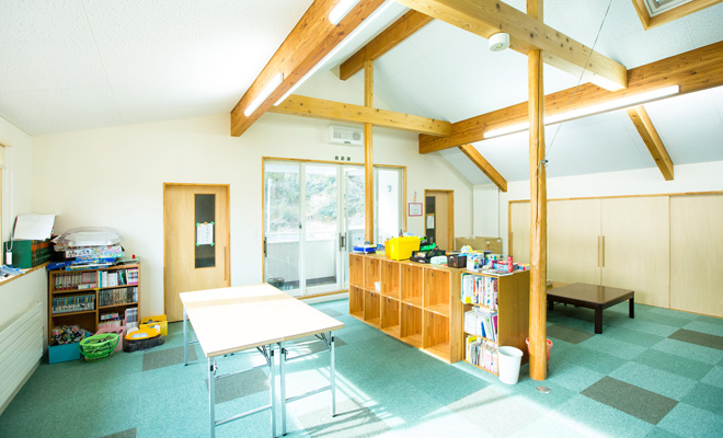 子どもたちが過ごすスペースは天井が高く、開放的な空間