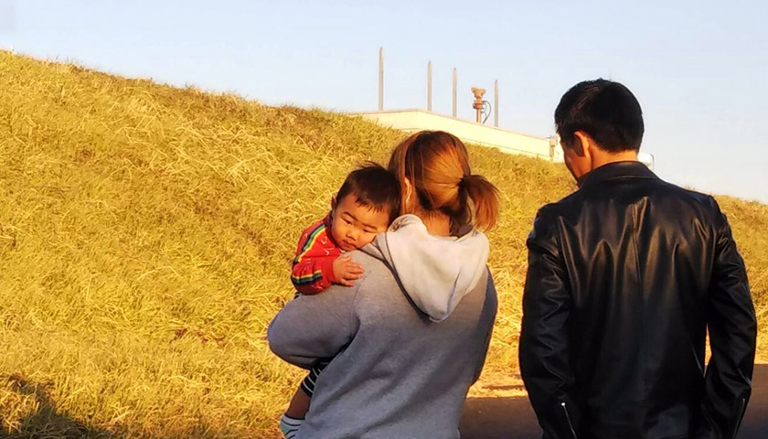 子どもを抱える母親と父親