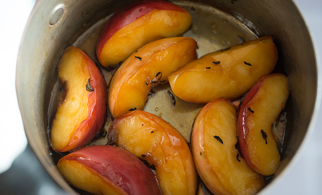 鍋の中でつややかに光る煮りんご