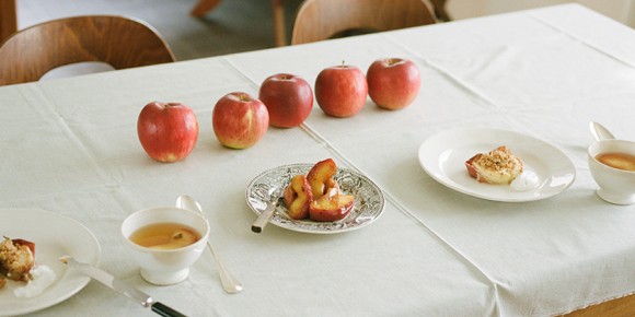 テーブルに並ぶ5つのりんご、りんごロースト、ロシアンティー風アールグレイ煮りんご、煮りんご入り紅茶
