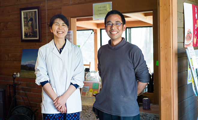 「おっぽに亭こっこ」店内で笑顔で立つ、高草木里香さんと内藤光さん