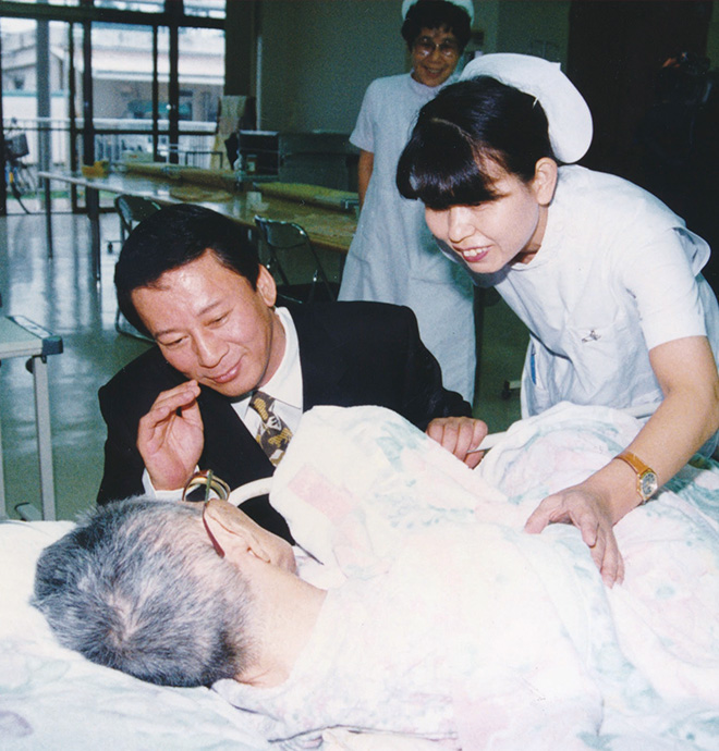 1991年9月、菊池恵楓園でハンセン病患者と言葉を交わす杉良太郎さん