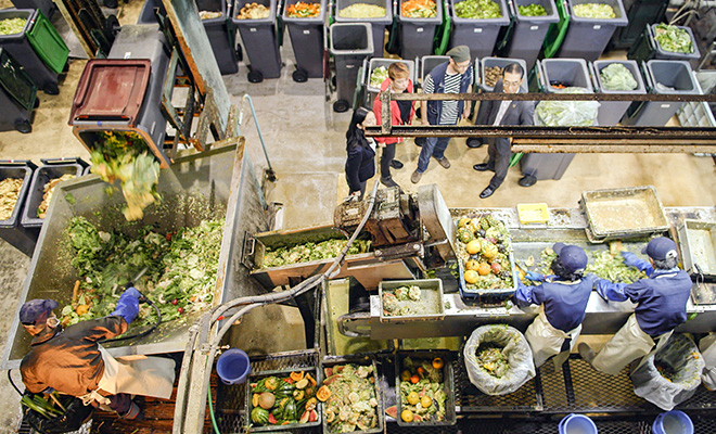 店頭などから回収された食品が処理される施設の様子