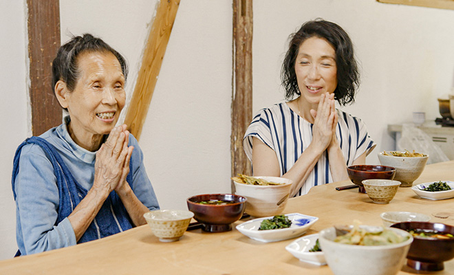 82歳の野草料理専門家、若杉友子さんらが作ってくれた料理をいただく