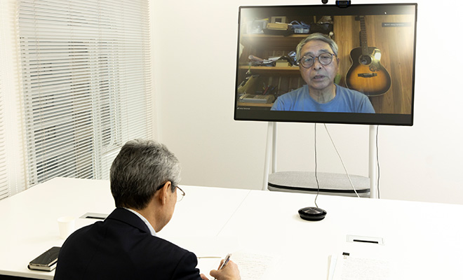 鹿児島県種子島からオンラインで参加した、元理事長の山本伸司さんと対談する大信理事長