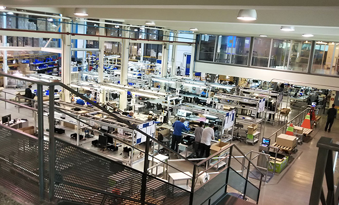 機械部品の工場で人々が働いている。