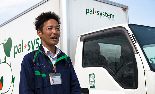 配送センターには冷凍・冷蔵設備と保管場所があり、食品を提供する側、受け取る側、どちらにとっても便利と話す、パルシステムも神奈川横浜南・中村センター長