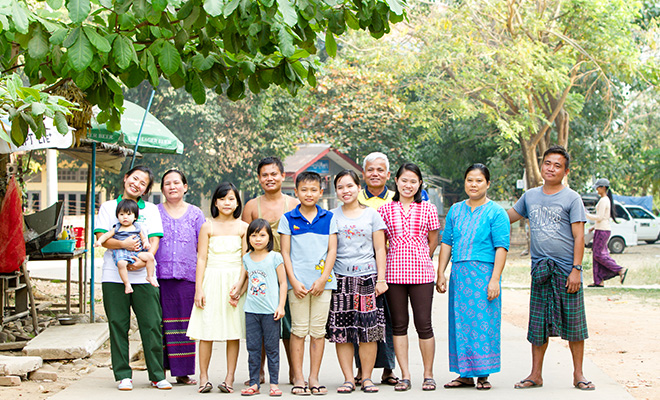 ミャンマーの家族たち