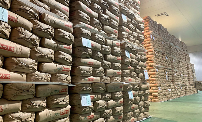 JA新みやぎの倉庫にも、米が山積みになっている。