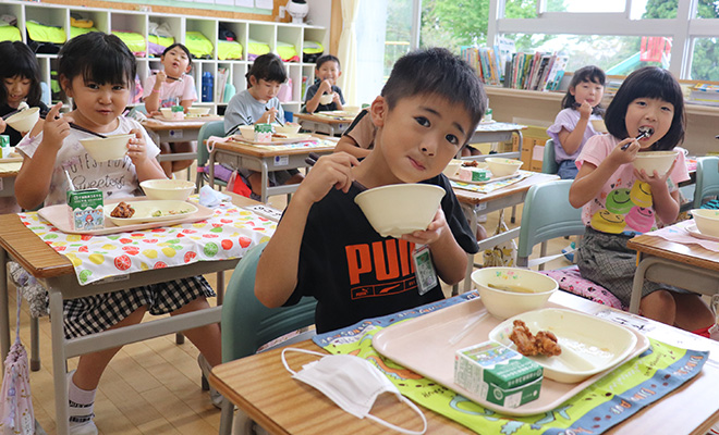 いすみ市夷隅小学校の給食のようす