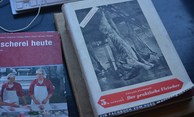 阪本さんが愛用している、ボロボロになったドイツ語で書かれた畜産解体の教科書