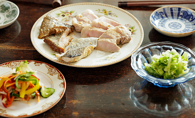 漬け肉と魚、キャベツの浅漬けとピクルスが並ぶ食卓