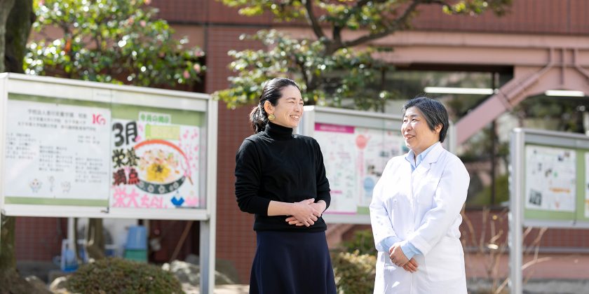 女子栄養大学の庭に立つ蒲池桂子さんと柏木智帆さん