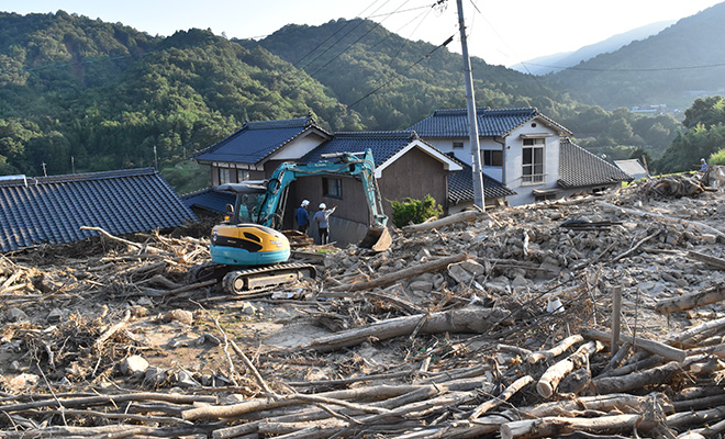 西日本豪雨で土砂崩れが起きた現場での作業のようす
