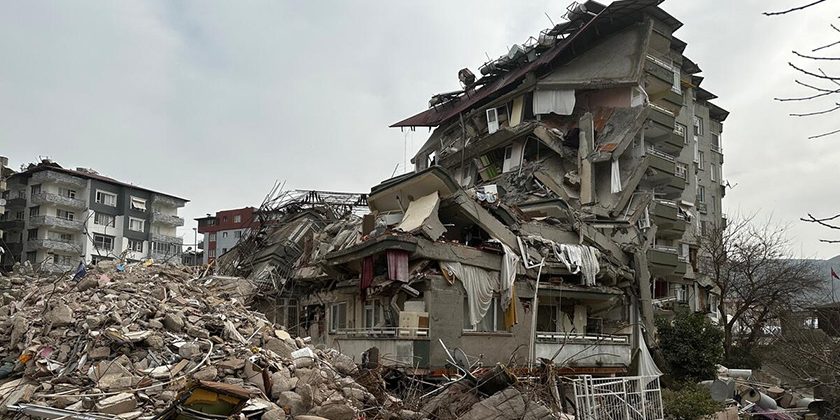 トルコ南部、地震で倒壊した建物