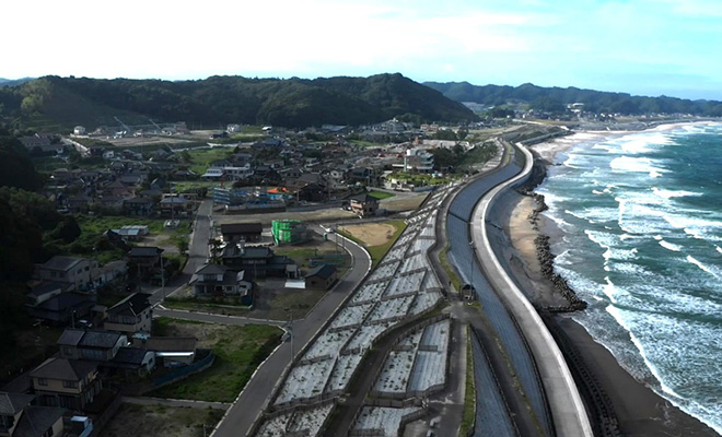 震災後に建設された防潮堤で、浜通りの町からは海が見られなくなっている