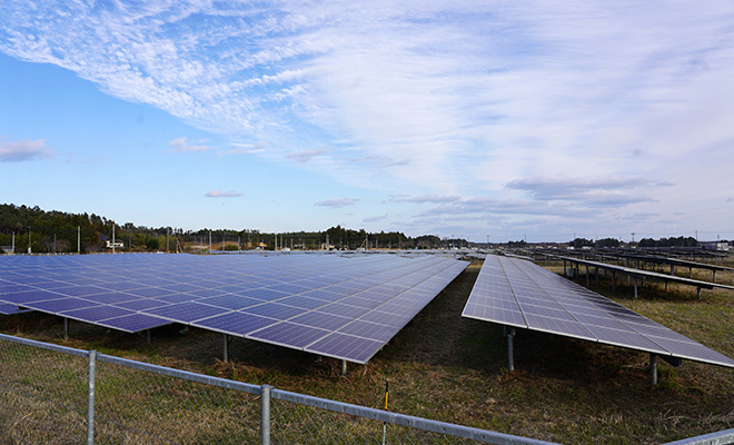 更地となった跡地には、太陽光パネルで再生可能エネルギーを作り出す挑戦も見られる