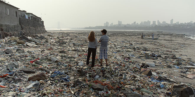 ゴミで埋め尽くされたインドの海岸にたたずむベラ、ヴィプラン