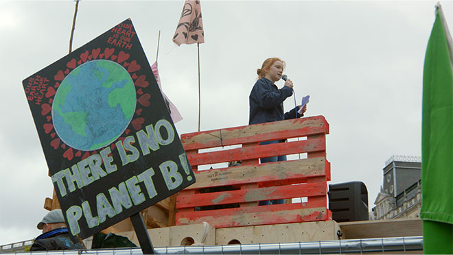環境破壊に対するデモ活動でマイクを握るベラ