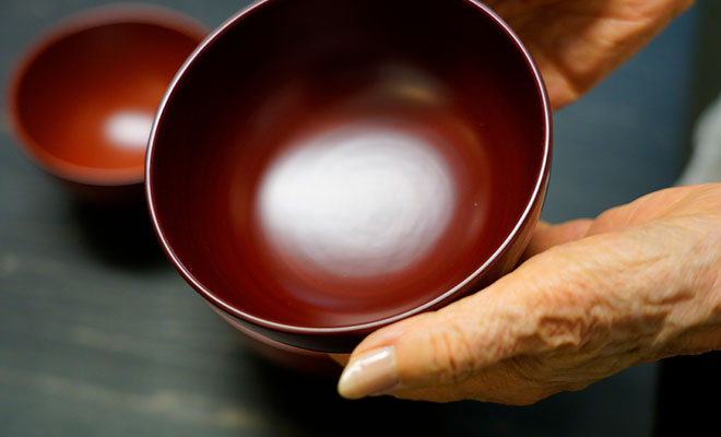 髙森寛子さんが手に持つ漆のお椀