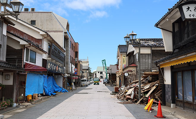 輪島朝市の商店が並ぶ通り