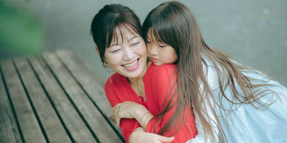 ミュージシャンの坂本美雨さん（写真左）と、長女のなまこちゃん（愛称）（写真＝前康輔）