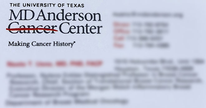 「Cancer（がん）」の文字が、赤い線で消された「MD Anderson Cancer Center（MDアンダーソンキャンサーセンター）」の名刺