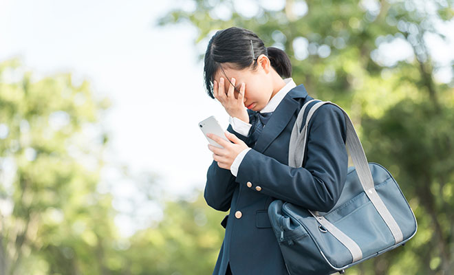 SNSを見てショックを受ける生徒