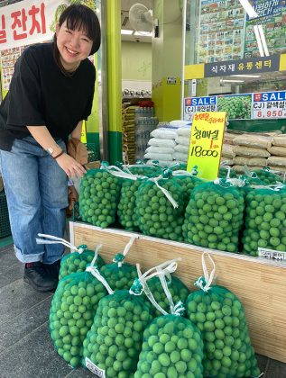 韓国の市場で青梅が売られている様子