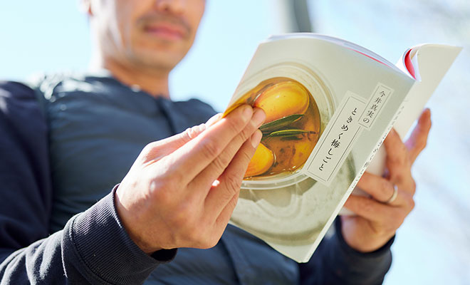 今井さんの著書をひらく長谷川さん