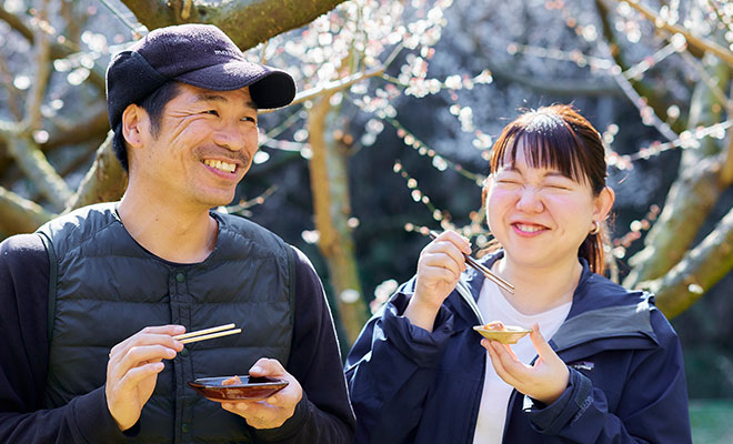 梅干しを食べる今井さんと長谷川さん