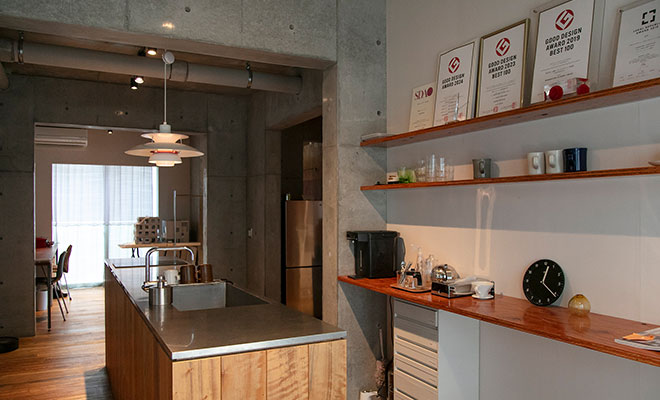 西葛西APARTMENTS-2の2階の入り口を入ってすぐのところにあるキッチン