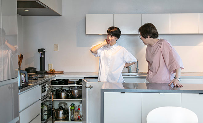 キッチンで話す駒田さんと有賀さん