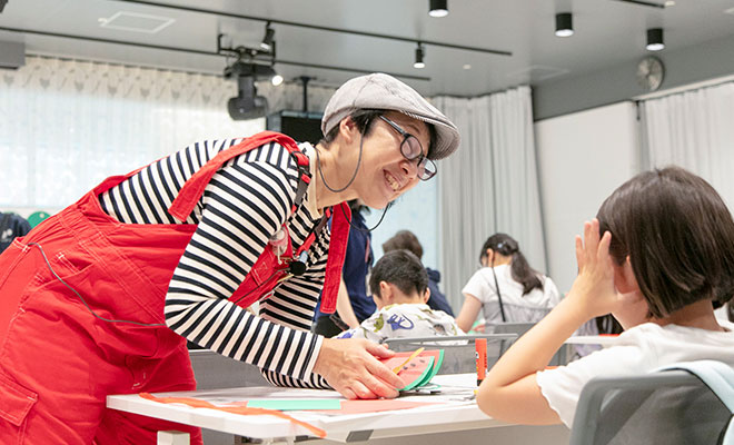 ワークショップで子どもに語りかけるスギヤマさん