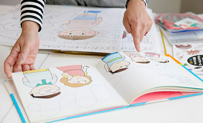 「ぼくだけのこと」の絵本を開いているスギヤマさんの手元画像