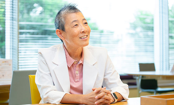 インタビューに答える高尾さんの画像