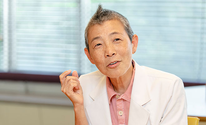 インタビューに答える高尾さん