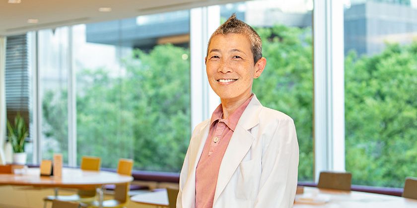 窓を背景にカメラに向かってほほえむ高尾美穂さん