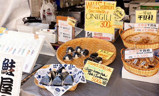 店先に並ぶおにぎり