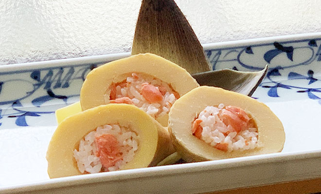 竹の子の中に鮭ご飯を詰めたおにぎり