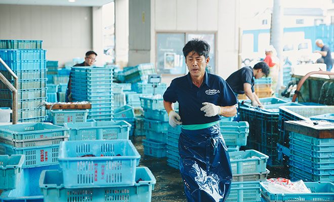 走る漁協の職員