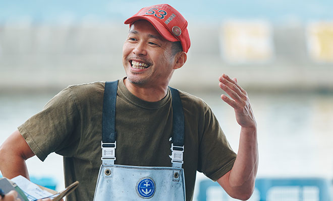 取材に答える鶴谷さん