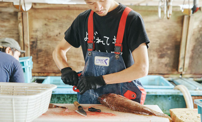 魚の神経を抜いている様子