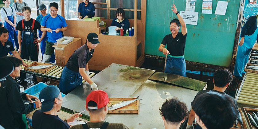 明石浦漁協でセリ人と仲買人が対峙するセリ場