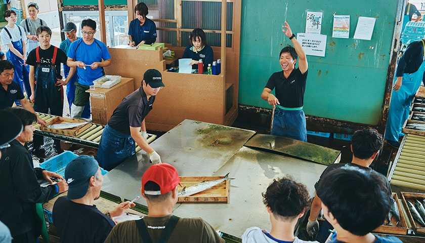 明石浦漁協でセリ人と仲買人が対峙するセリ場
